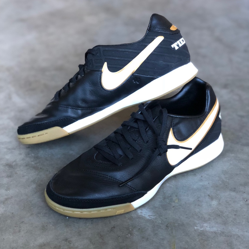 NEW NIKE TIEMPO INDOOR/ FUTSAL SOCCER SHOE